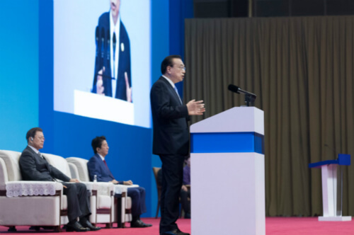 李克强出席第七届中日韩工商峰会并发表讲话